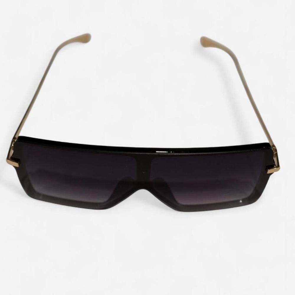 Elegant Black Sunglasses with Gold Accents